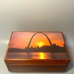 The American Music Box Co~Music Box~Gateway St. Louis Arch 6”x4”x2.5”~Perfect!